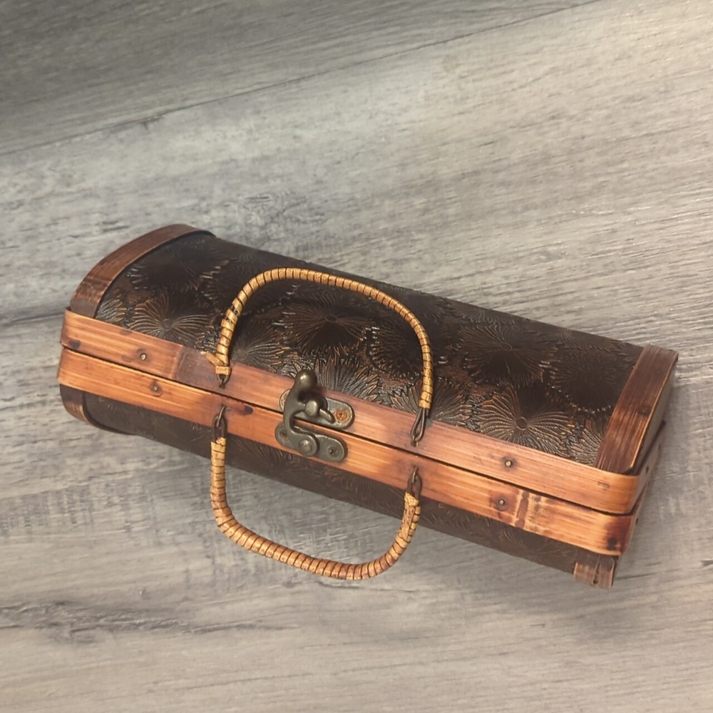 Vintage 1950's Wooden Purse, Embossed Floral Pattern - Picture 6 of 7